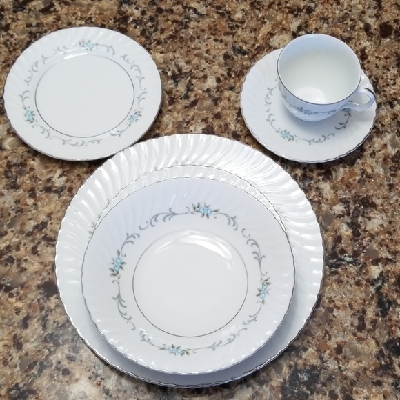 Mikasa beautifully styled 60 pieces (10 settings) - Picture 1 of 8